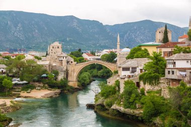 Mostar, Bosna - Herzogovina - 28 Haziran 2016: Eski Köprüsü Mostar bir güzel yaz günü, Bosna-Hersek