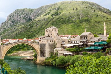 Mostar, Bosna - Herzogovina - 28 Haziran 2016: Eski Köprüsü Mostar bir güzel yaz günü, Bosna-Hersek