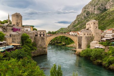 Mostar, Bosna - Herzogovina - 28 Haziran 2016: Eski Köprüsü Mostar bir güzel yaz günü, Bosna-Hersek