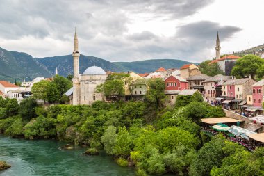Mostar, Bosna - Herzogovina - 28 Haziran 2016: Mostar tarihi merkezinde bir güzel yaz günü, Bosna-Hersek