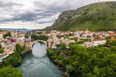 Mostar, Bosna - Herzogovina - 28 Haziran 2016: Eski Köprüsü Mostar bir güzel yaz günü, Bosna-Hersek