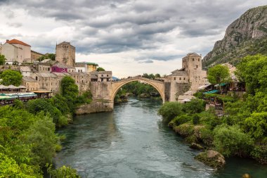 Mostar, Bosna - Herzogovina - 28 Haziran 2016: Eski Köprüsü Mostar bir güzel yaz günü, Bosna-Hersek
