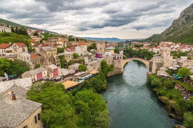 Mostar, Bosna - Herzogovina - 28 Haziran 2016: Eski Köprüsü Mostar bir güzel yaz günü, Bosna-Hersek
