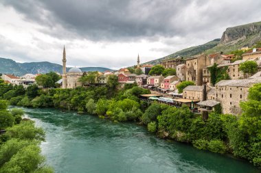 Mostar, Bosna - Herzogovina - 28 Haziran 2016: Mostar tarihi merkezinde bir güzel yaz günü, Bosna-Hersek