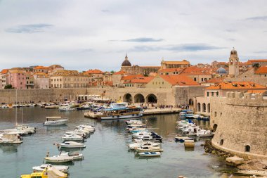 Dubrovnik, Hırvatistan - 28 Haziran 2016: Eski şehir Dubrovnik bir güzel yaz günü, Hırvatistan