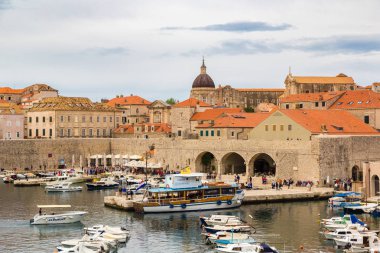 Dubrovnik, Hırvatistan - 28 Haziran 2016: Eski şehir Dubrovnik bir güzel yaz günü, Hırvatistan