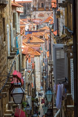 Dubrovnik, Hırvatistan - 28 Haziran 2016: Popüler dar sokak Dobruca'daki bir güzel yaz günü, Hırvatistan