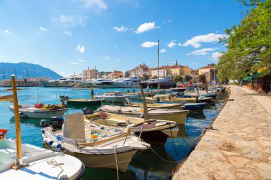 Budva, Karadağ - 21 Haziran 2016: Rıhtım için tekneler ve yatlar Budva bir güzel yaz günü, Karadağ