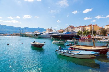 Budva, Karadağ - 21 Haziran 2016: Rıhtım için tekneler ve yatlar Budva bir güzel yaz günü, Karadağ