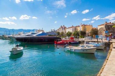 Budva, Karadağ - 21 Haziran 2016: Rıhtım için tekneler ve yatlar Budva bir güzel yaz günü, Karadağ