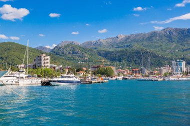 Budva, Karadağ - 21 Haziran 2016: Rıhtım için tekneler ve yatlar Budva bir güzel yaz günü, Karadağ