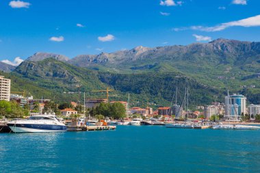Budva, Karadağ - 21 Haziran 2016: Rıhtım için tekneler ve yatlar Budva bir güzel yaz günü, Karadağ