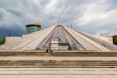 Tiran, Arnavutluk - 22 Haziran 2016: Piramitte Tiran, Arnavutluk bir güzel yaz günde diktatör Enver Hoca tarafından inşa