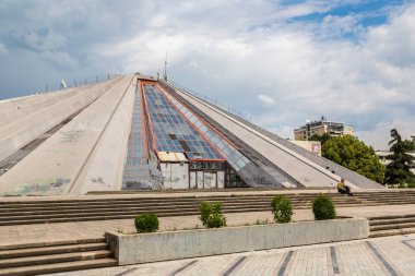 Tiran, Arnavutluk - 22 Haziran 2016: Piramitte Tiran, Arnavutluk bir güzel yaz günde diktatör Enver Hoca tarafından inşa