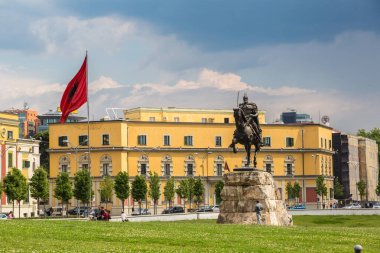Tiran, Arnavutluk - 22 Haziran 2016: İskender Bey Meydanı ve İskender Bey Anıtı Tiran'daki bir güzel yaz günü, Arnavutluk