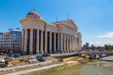 Skopje, Makedonya - 19 Haziran 2016: Müzesi Arkeoloji ve Üsküp'teki Bridge'de bir güzel yaz günü, Makedonya Cumhuriyeti