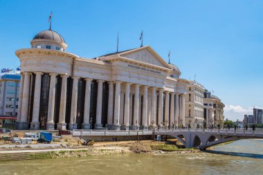 Skopje, Makedonya - 19 Haziran 2016: Müzesi Arkeoloji ve Üsküp'teki Bridge'de bir güzel yaz günü, Makedonya Cumhuriyeti