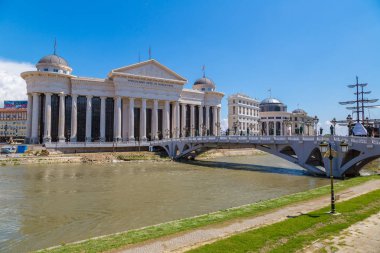 Skopje, Makedonya - 19 Haziran 2016: Müzesi Arkeoloji ve Üsküp'teki Bridge'de bir güzel yaz günü, Makedonya Cumhuriyeti
