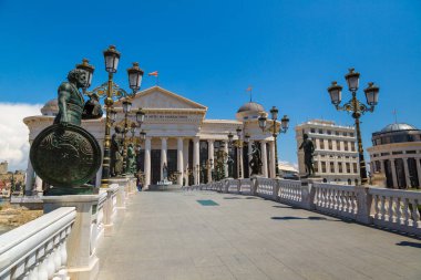Skopje, Makedonya - 19 Haziran 2016: Müzesi Arkeoloji ve Üsküp'teki Bridge'de bir güzel yaz günü, Makedonya Cumhuriyeti