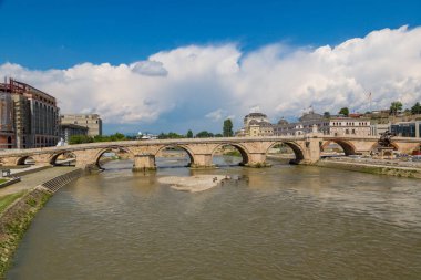 Skopje, Makedonya - 19 Haziran 2016: Taş Bridge'de bir güzel yaz günü, Makedonya Üsküp '