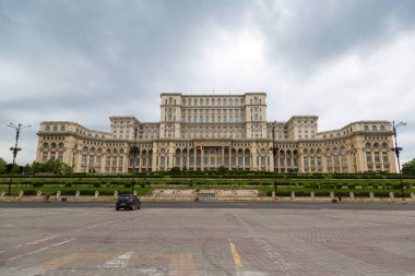 Bucharest, Romanya - 19 Haziran 2016: Binada bir güzel yaz günü, Romanya Bükreş Romanya Parlamentosu
