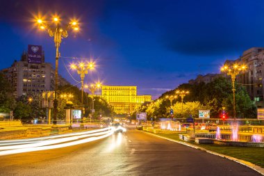 Bucharest, Romanya - 19 Haziran 2016: Bükreş Romanya Parlamentosu binada bir güzel yaz gecesi, Bulgaristan