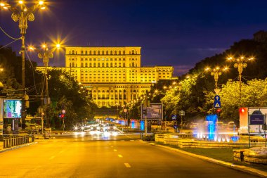 Bucharest, Romanya - 19 Haziran 2016: Bükreş Romanya Parlamentosu binada bir güzel yaz gecesi, Bulgaristan