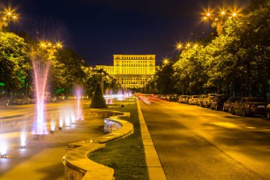 Bucharest, Romanya - 19 Haziran 2016: Bükreş Romanya Parlamentosu binada bir güzel yaz gecesi, Bulgaristan