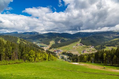 Bukovel, Ukrayna - 9 Haziran 2016: Karpat Dağları güzel yaz gün, Bukovel, Ukrayna