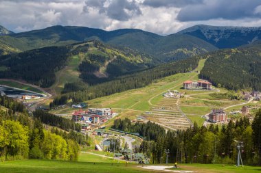 Bukovel, Ukrayna - 9 Haziran 2016: Karpat Dağları güzel yaz gün, Bukovel, Ukrayna