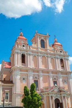 Vilnius, Litvanya - 12 Haziran 2016: Vilnius eski şehirde bir güzel yaz günü, Litvanya üzerinde 12 Haziran 2016