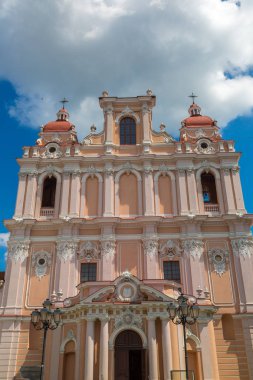 Vilnius, Litvanya - 12 Haziran 2016: Vilnius eski şehirde bir güzel yaz günü, Litvanya üzerinde 12 Haziran 2016