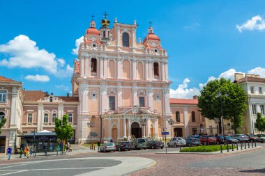 Vilnius, Litvanya - 12 Haziran 2016: Vilnius eski şehirde bir güzel yaz günü, Litvanya üzerinde 12 Haziran 2016