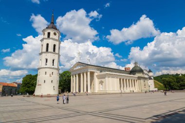 Vilnius, Litvanya - 12 Haziran 2016: Katedrali Bazilikası, Vilnius, Litvanya bir güzel yaz günü