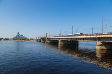 Riga, Letonya - 13 Haziran 2016: Taş Riga'da Daugava Nehri üzerinde bir güzel yaz günü, Letonya köprü