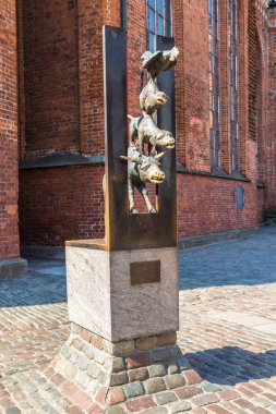 Riga, Letonya - 13 Haziran 2016: Anıt Bremen Mızıkacıları Riga'da bir güzel yaz günü, Letonya