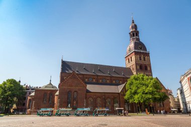 Riga, Letonya - 13 Haziran 2016: The Dome Cathedral bir güzel yaz günü, Letonya Riga'da eski şehrin merkezinde