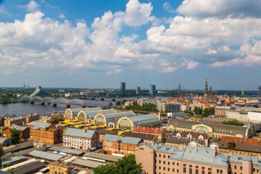 Riga, Letonya - 13 Haziran 2016: Panoramik hava görünümünde Riga bir güzel yaz günü, Letonya