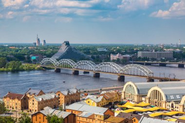 Riga, Letonya - 13 Haziran 2016: Panoramik hava görünümünde Riga bir güzel yaz günü, Letonya