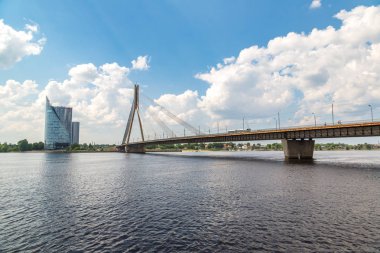 Riga, Letonya - 13 Haziran 2016: Vansu Köprüsü (eski Gorki köprü) bir güzel yaz günü, Letonya Riga'da Daugava Nehri üzerinde