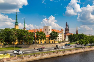 Riga, Letonya - 13 Haziran 2016: Panoramik bir güzel yaz günü, Letonya Riga'da eski şehrin