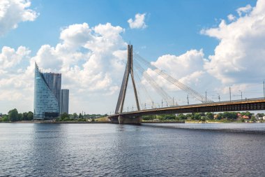 Riga, Letonya - 13 Haziran 2016: Vansu Köprüsü (eski Gorki köprü) bir güzel yaz günü, Letonya Riga'da Daugava Nehri üzerinde
