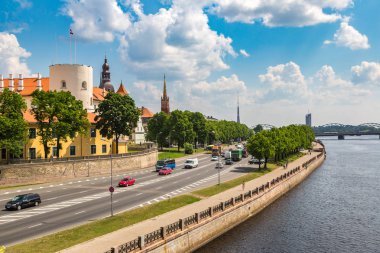 Riga, Letonya - 13 Haziran 2016: Panoramik bir güzel yaz günü, Letonya Riga'da eski şehrin