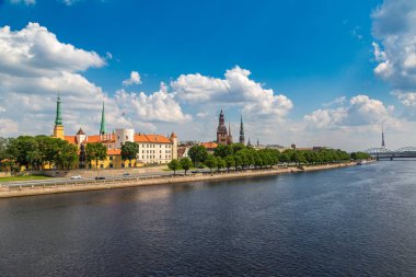 Riga, Letonya - 13 Haziran 2016: Panoramik bir güzel yaz günü, Letonya Riga'da eski şehrin