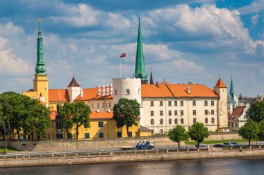 Riga, Letonya - 13 Haziran 2016: Panoramik bir güzel yaz günü, Letonya Riga'da eski şehrin