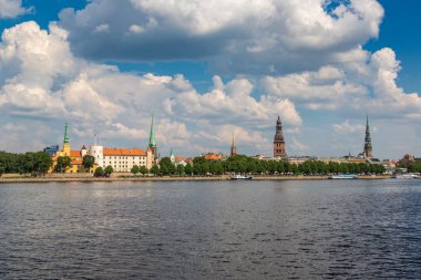 Riga, Letonya - 13 Haziran 2016: Panoramik bir güzel yaz günü, Letonya Riga'da eski şehrin