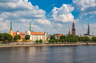 Riga, Letonya - 13 Haziran 2016: Panoramik bir güzel yaz günü, Letonya Riga'da eski şehrin