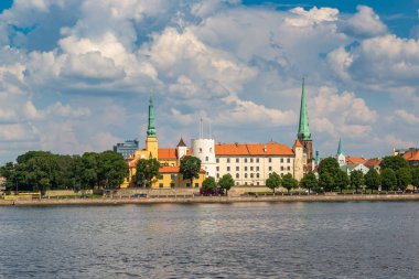 Riga, Letonya - 13 Haziran 2016: Panoramik bir güzel yaz günü, Letonya Riga'da eski şehrin
