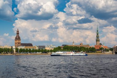 Riga, Letonya - 13 Haziran 2016: Panoramik bir güzel yaz günü, Letonya Riga'da eski şehrin