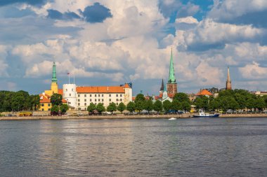 Riga, Letonya - 13 Haziran 2016: Panoramik bir güzel yaz günü, Letonya Riga'da eski şehrin